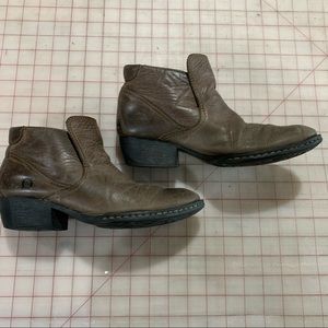 Born booties sz 8. In great used condition.